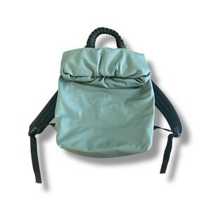 Bottega Veneta Hidro Pouch Leather Backpack.
Green Color